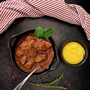 Goulasch cotto a bassa temperatura di bovino selezionato della linea di carne Pezzata rossa italiana